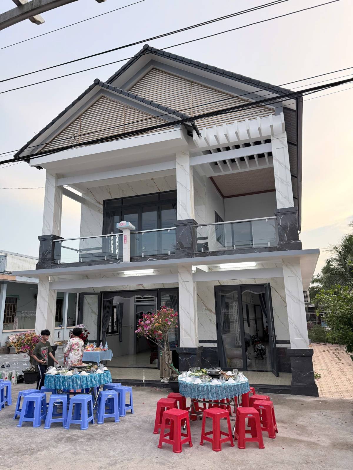 Đá ốp cột vuông nhà mái thái – công trình Đá Hoa Cương Thìn Huyền